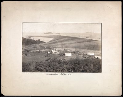 Luftaufnahme eines Wellenbrechers in Balboa, dem Pazifikeingang des Panamakanals, 1912 oder 1913 von Byron Company